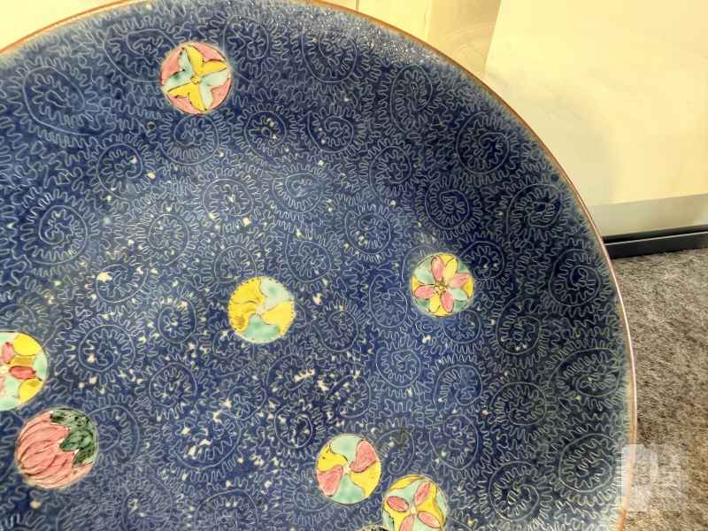 清中期  蓝地粉彩皮球花纹盘 - 图4